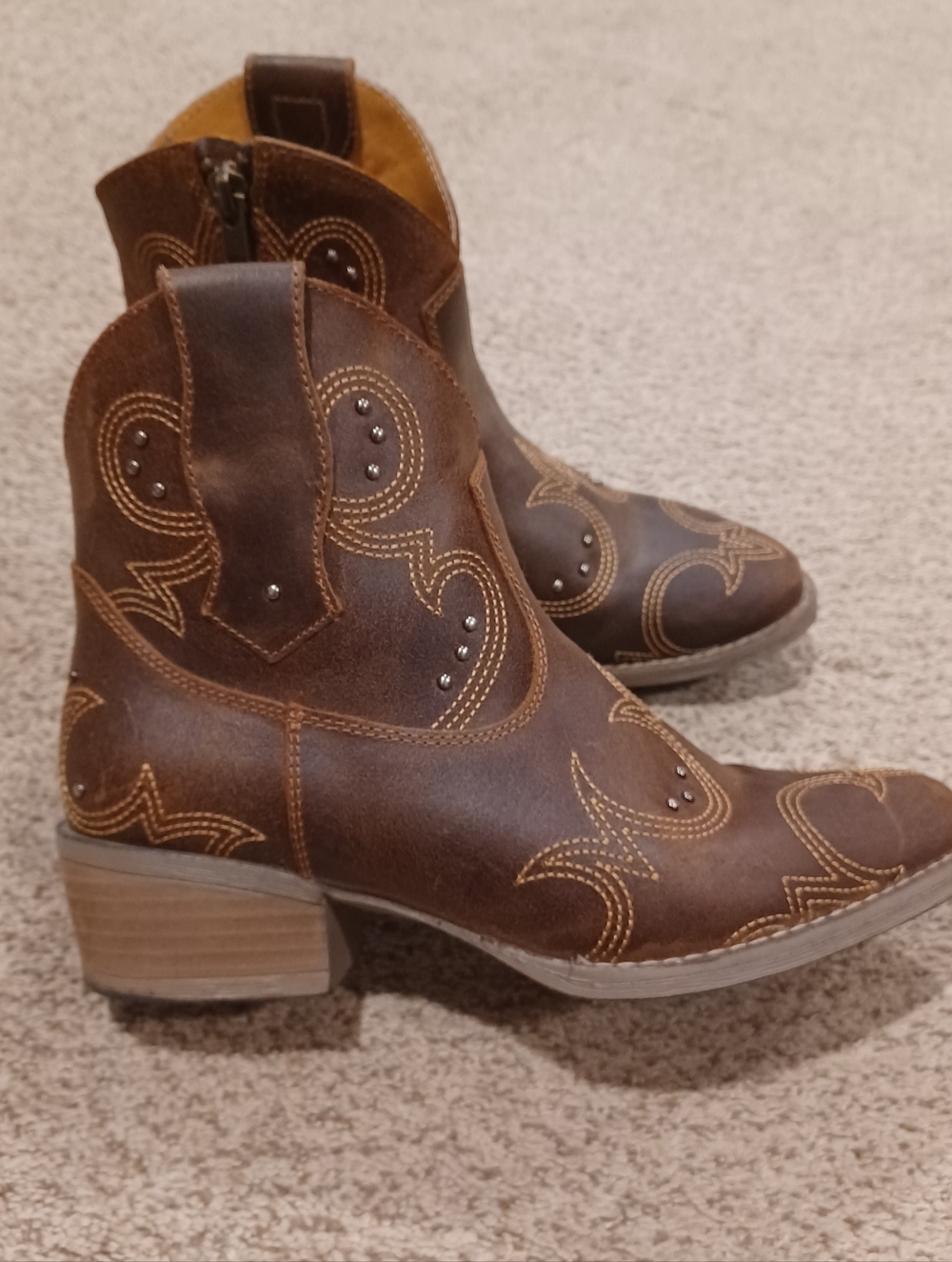 Sterling River Learher Western Ankle Boots with Stud and Stitch Detail Size 8M
